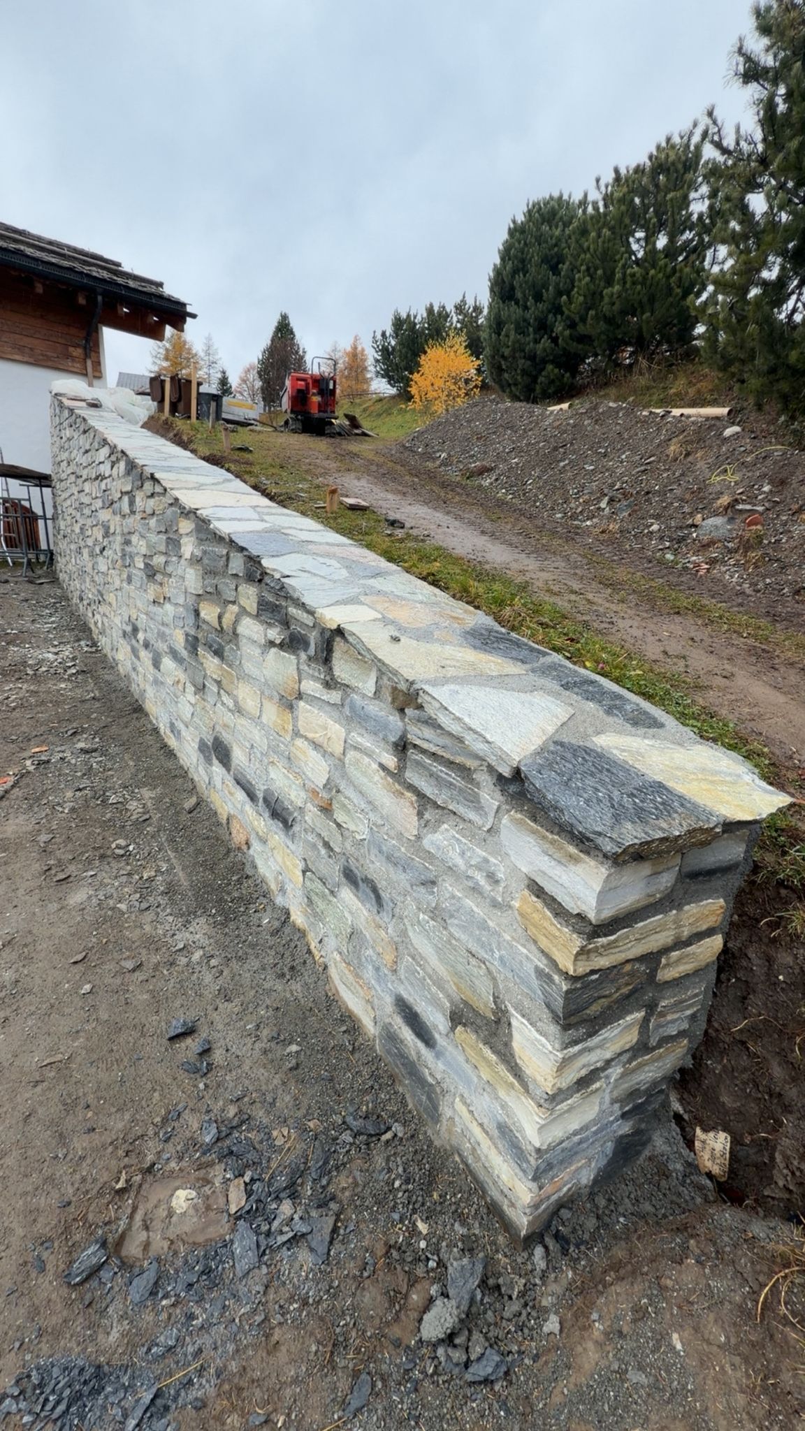 suisse-valais-mur-en-pierre-batiment